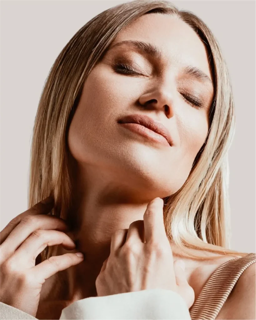 mujer atractiva mostrando su rinoplastia