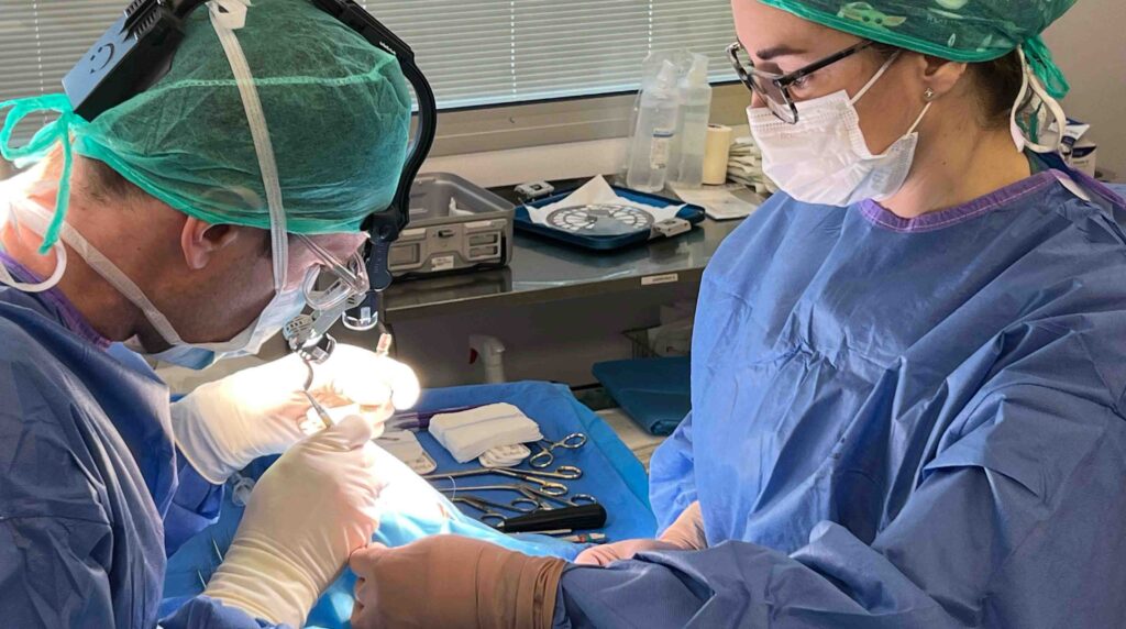 dr. sarria realizando una mentoplastia a una paciente | mentoplastia