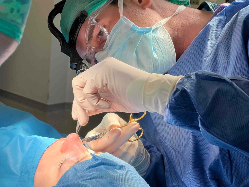 Papel del cirujano y equipo especializado | rinoplastia cerrada