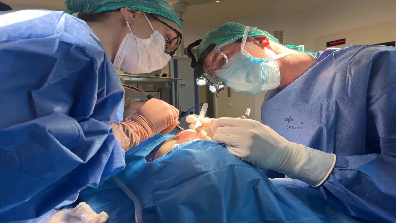 equipo medico del doctor sarria | rinoplastia antes y despues